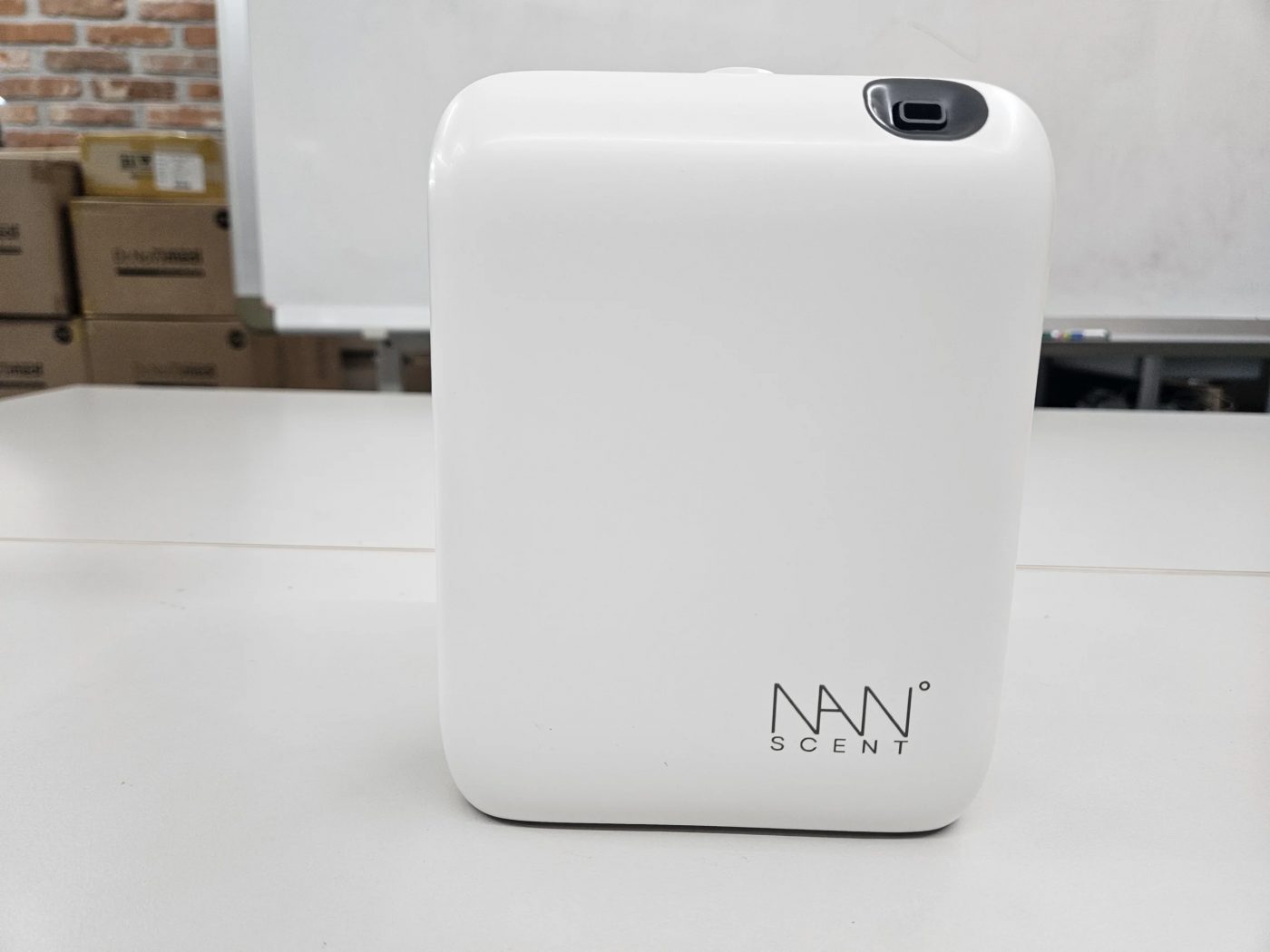 NANO-20V 기기형 발향기와 공병 제품 사진